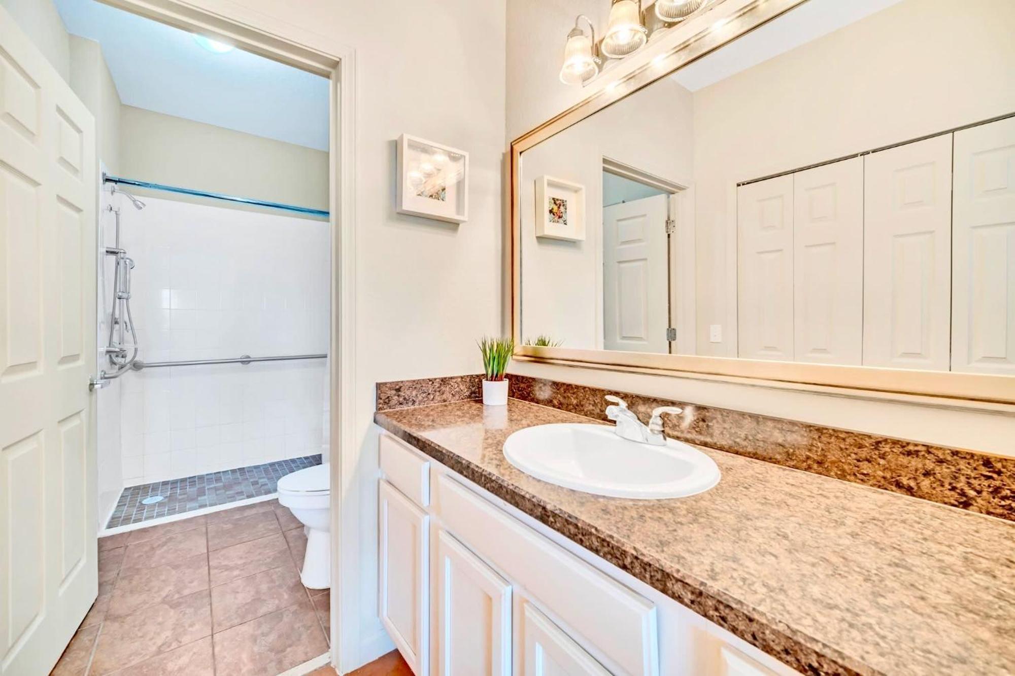 Bright Condo - 2Br With Pool & Hot Tub, Near Disney! Орландо Екстериор снимка